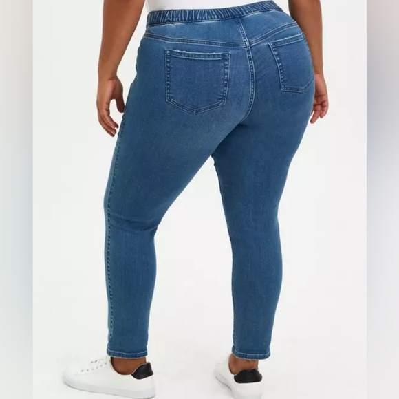 Torrid NWT pull on boyfriend straight super soft mid rise jean size 0 short - Picture 2 of 10